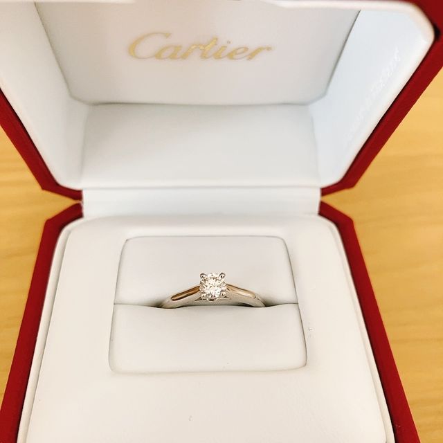 【カルティエ(Cartier)の口コミ】 中央のダイヤが目立つ作りのデザインで、強調しながらも華奢なラインなの…