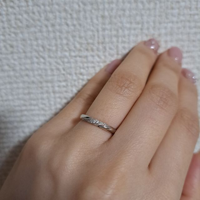 【エクセルコダイヤモンド(EXELCO DIAMOND)の口コミ】 シンプルで、繊細なミル打ちが施されている指輪だったのでわりと即決とい…