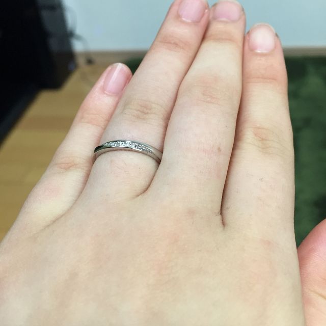 【銀座ダイヤモンドシライシの口コミ】 ストレートラインで、控えめにダイヤモンドが散りばめられているものを探…