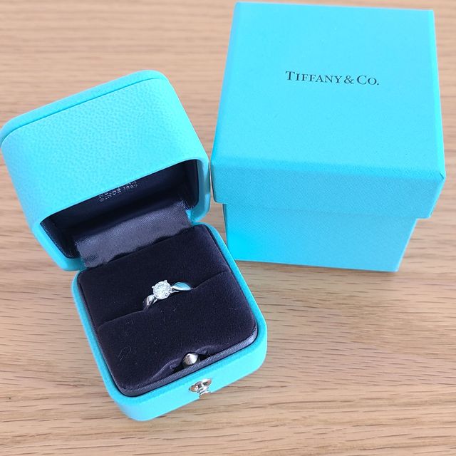 【ティファニー(Tiffany & Co.)の口コミ】 元々シンプルなデザインで探していました。
何件かブランド店で見た時、テ…