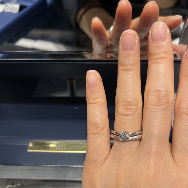 【銀座ダイヤモンドシライシの口コミ】 結婚指輪と婚約指輪のセットでつけた時の統一感とフィット感がとても良か…