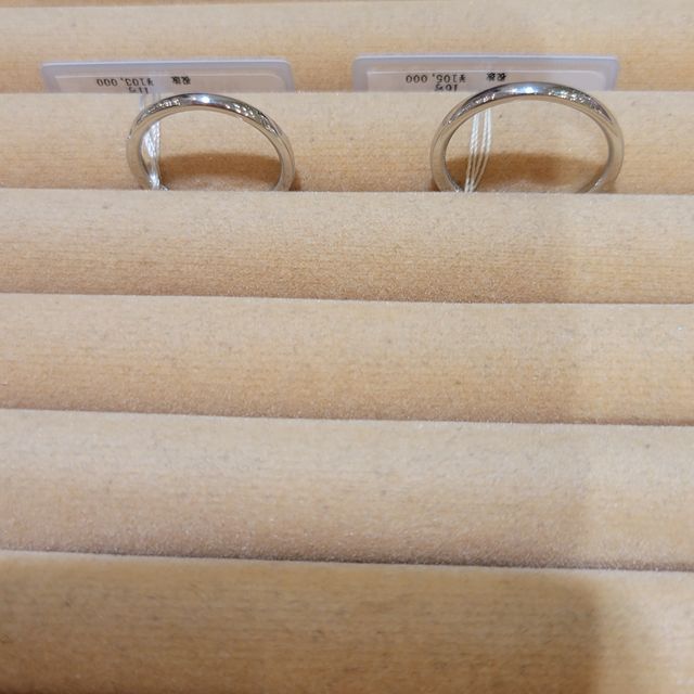 【TRECENTI(トレセンテ)の口コミ】 シンプルな指輪で色んなお店を探していましたが、
こちらの指輪が一番手に…