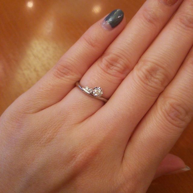 【TRECENTI(トレセンテ)の口コミ】 お花のデザインがとても気に入り即決でした。指輪のデザインがカーブやV字…