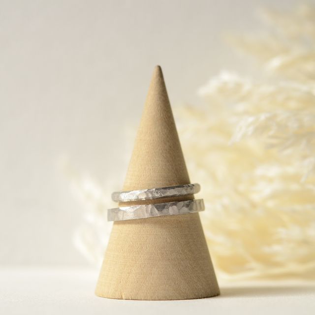 【CRAFY(クラフィ)の口コミ】 シンプルなデザインですが、小さい宝石が入っており、シンプルながらも結…