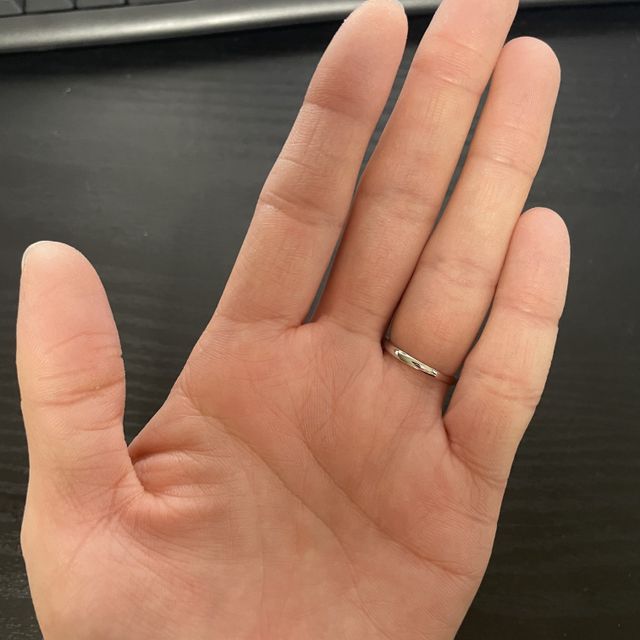 【銀座ダイヤモンドシライシの口コミ】 指輪の素材はプラチナでデザインはシンプルだけど、形状に少し動きがある…