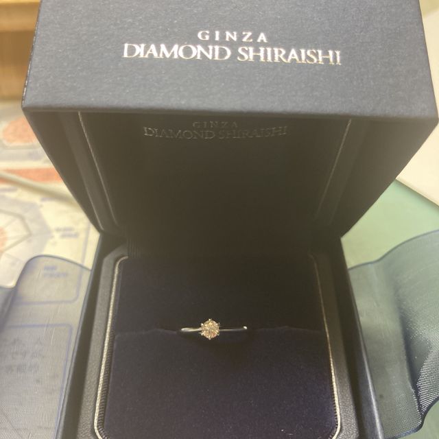 【銀座ダイヤモンドシライシの口コミ】 見た目がシンプルなところ。
指輪の名前がエバーアフターという名前で意味…