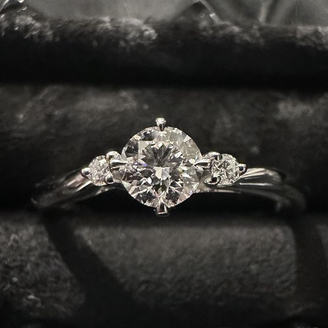 【ラザール ダイヤモンド(LAZARE DIAMOND)の口コミ】 側面デザインが気に入り購入しました。重ね付けも考慮して婚約・結婚指輪…