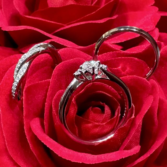 【ラザール ダイヤモンド(LAZARE DIAMOND)の口コミ】 側面デザインが気に入り購入しました。重ね付けも考慮して婚約・結婚指輪…