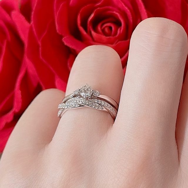 【ラザール ダイヤモンド(LAZARE DIAMOND)の口コミ】 側面デザインが気に入り購入しました。重ね付けも考慮して婚約・結婚指輪…