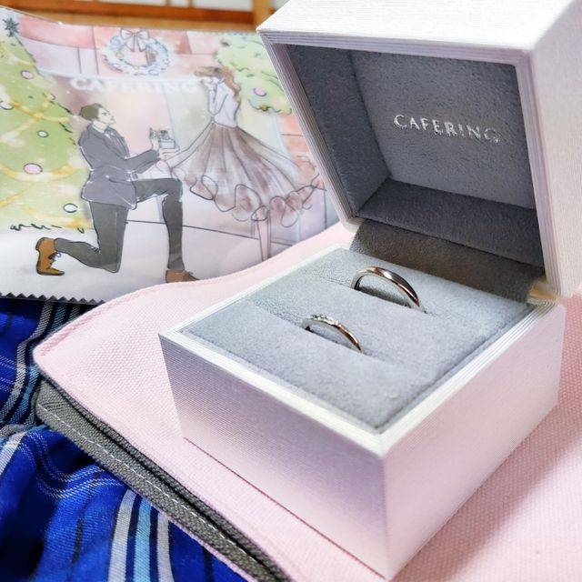 【CAFERING(カフェリング)の口コミ】 婚約指輪のメレダイヤの色がブルーだったため、同じ色のダイヤが入ったロ…