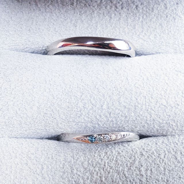 【CAFERING(カフェリング)の口コミ】 婚約指輪のメレダイヤの色がブルーだったため、同じ色のダイヤが入ったロ…