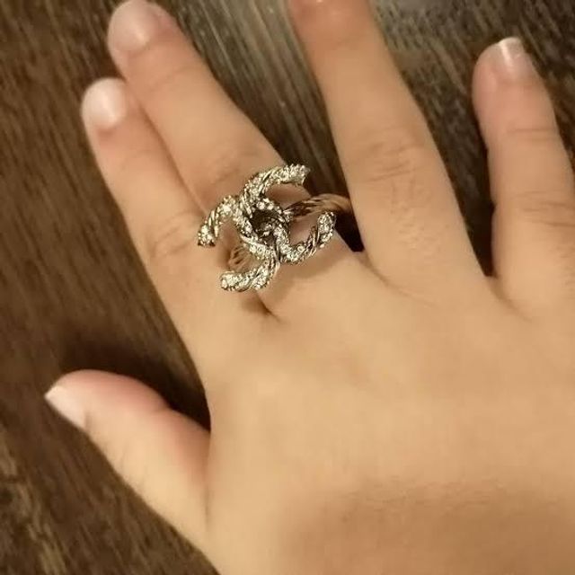 【シャネル(CHANEL)の口コミ】 指輪のデザインはとても主張的で私はとても気に入りました。CHANELが元々…