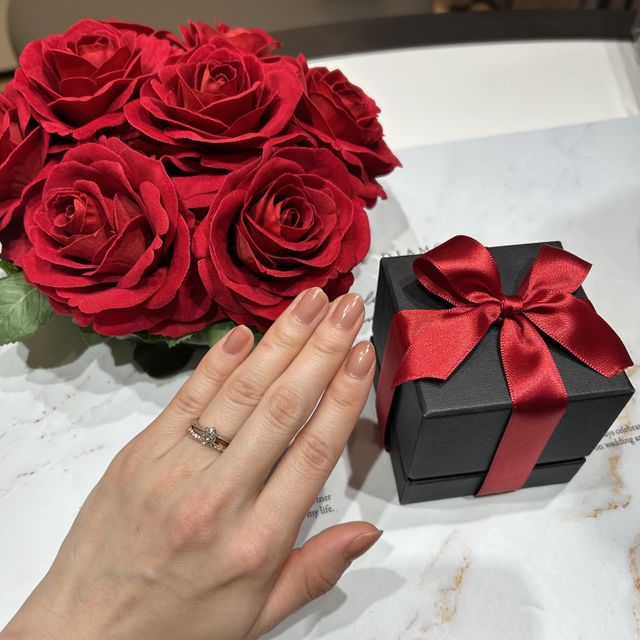 【ラザール ダイヤモンド(LAZARE DIAMOND)の口コミ】 細いリングにダイヤモンドがちょこんと乗っているデザインがいいなと思っ…