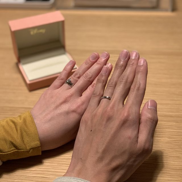 【ケイウノ ブライダル(K.UNO BRIDAL)の口コミ】 婚約指輪と重ねてつけられるシンプルなデザインを探していたので、裏面に…