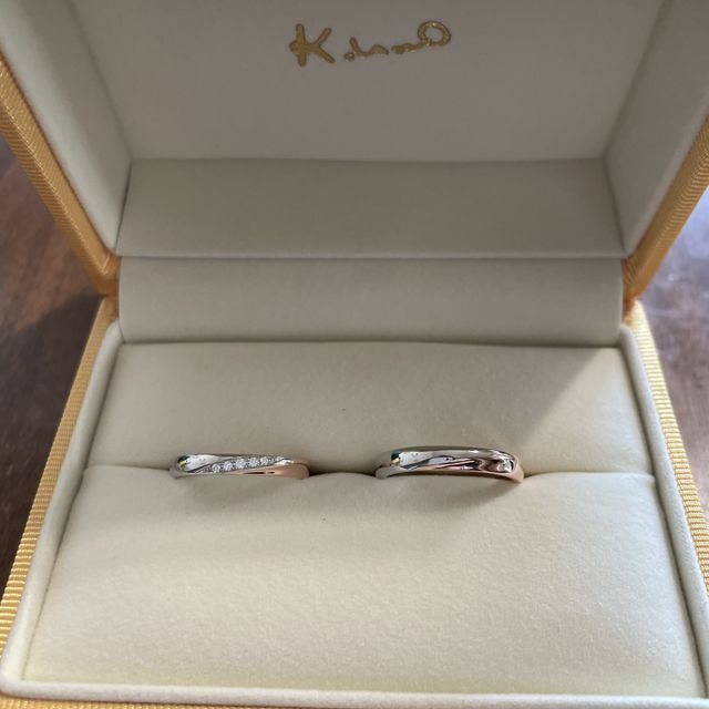 【ケイウノ ブライダル(K.UNO BRIDAL)の口コミ】 婚約指輪を、探している際に迷ったデザインで、結婚指輪をこちらにしまし…