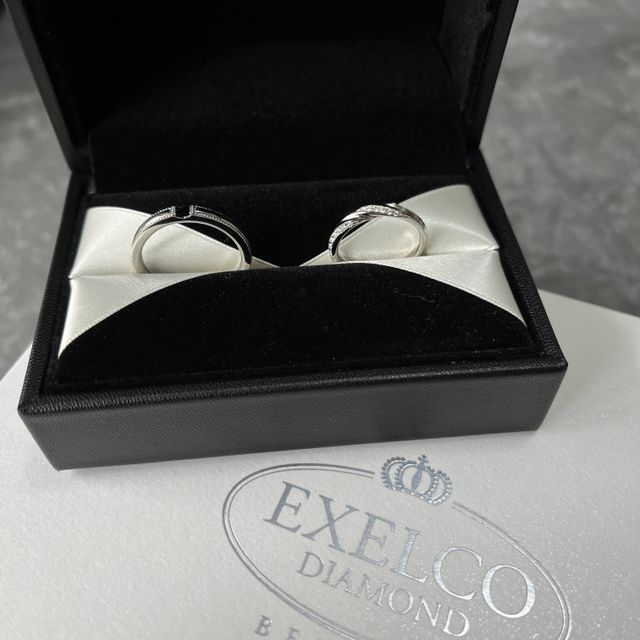 【エクセルコダイヤモンド(EXELCO DIAMOND)の口コミ】 デザインはストレートですが、ダイヤモンドがカーブにかかっておりリング…