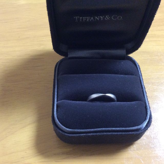 【ティファニー(Tiffany & Co.)の口コミ】 私と主人では似合う色も形も違いました
色々と迷っているとティファニーの…