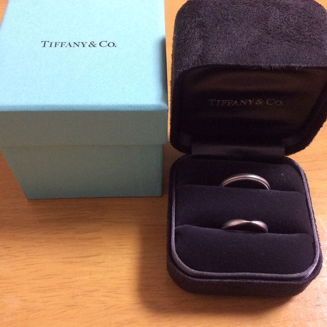 【ティファニー(Tiffany & Co.)の口コミ】 私と主人では似合う色も形も違いました
色々と迷っているとティファニーの…