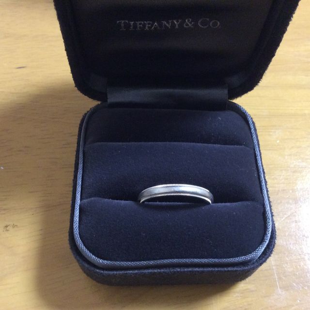 【ティファニー(Tiffany & Co.)の口コミ】 私と主人では似合う色も形も違いました
色々と迷っているとティファニーの…