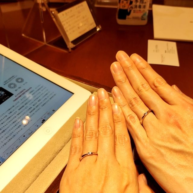 【TRECENTI(トレセンテ)の口コミ】 試着した指輪がカップルが手を取り合った様子を示したデザインだったので…