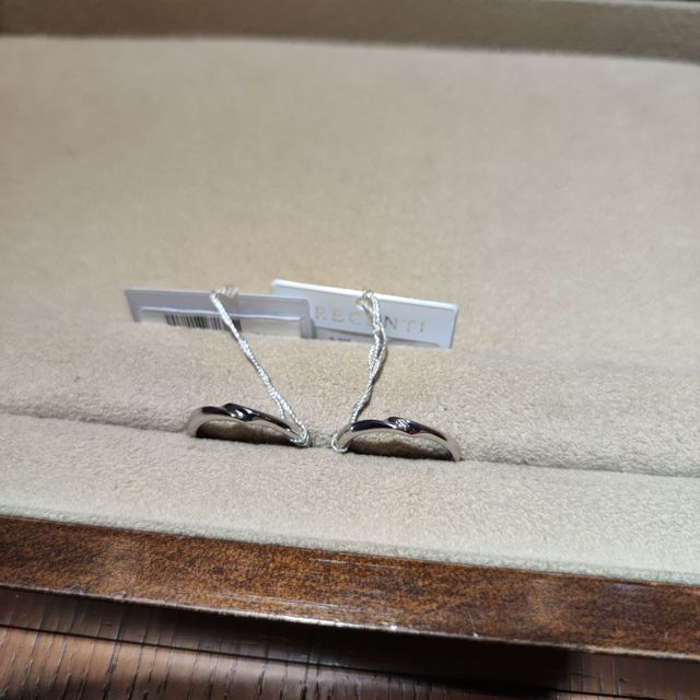 【TRECENTI(トレセンテ)の口コミ】 試着した指輪がカップルが手を取り合った様子を示したデザインだったので…