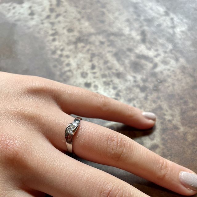 【ichi(イチ)の口コミ】 もともと結婚指輪の相談でお店に行ったのですが、結婚指輪と重ね付けをし…