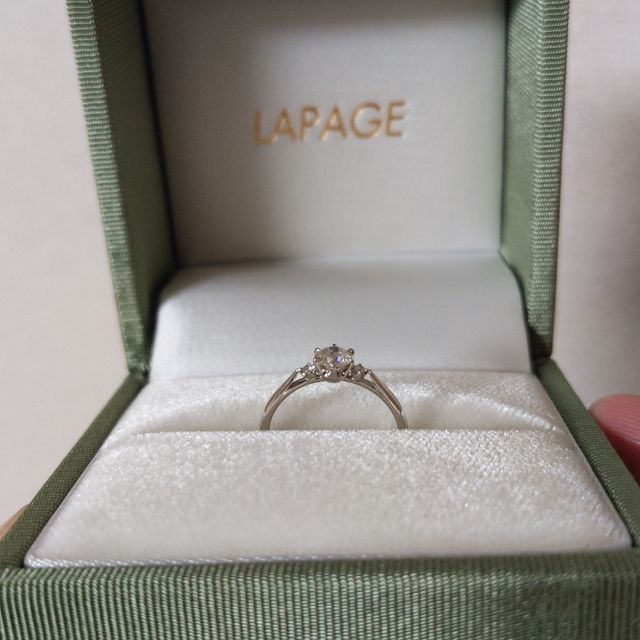 【LAPAGE(ラパージュ)の口コミ】 シンプルで横から見たときにダイヤモンドの輝きが際立っているデザインだ…