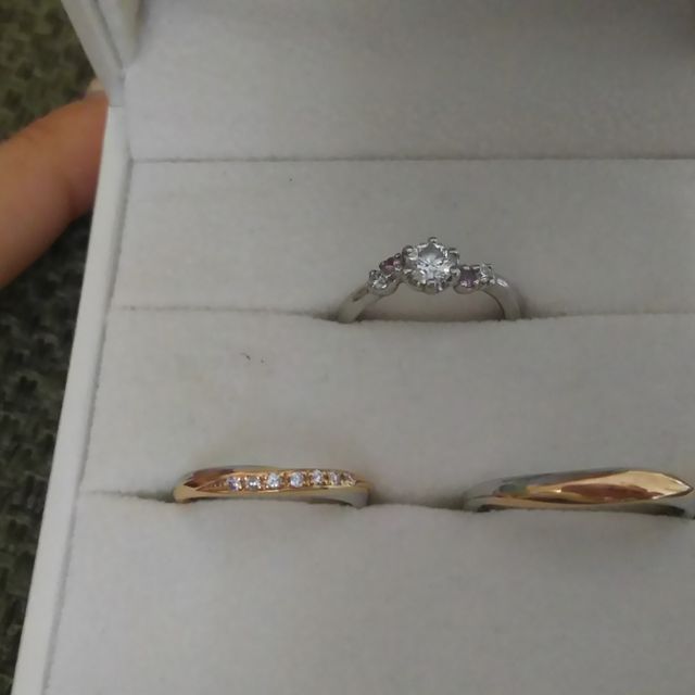 【アンジェリックフォセッテ(Angelique Fossette)の口コミ】 s字のメレ付き、可愛すぎずシンプルすぎずのものを探していました。
ピン…