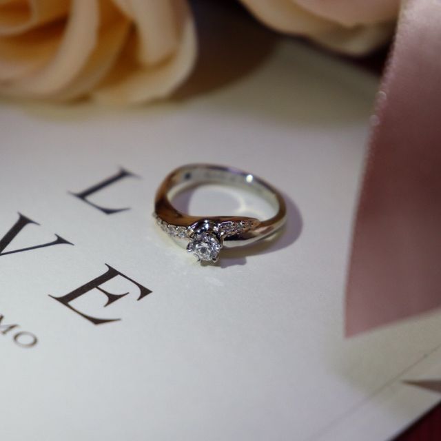 【アイプリモ(I-PRIMO)の口コミ】 婚約指輪を購入しました。
指輪の決め手はリングのデザインです。
また、…