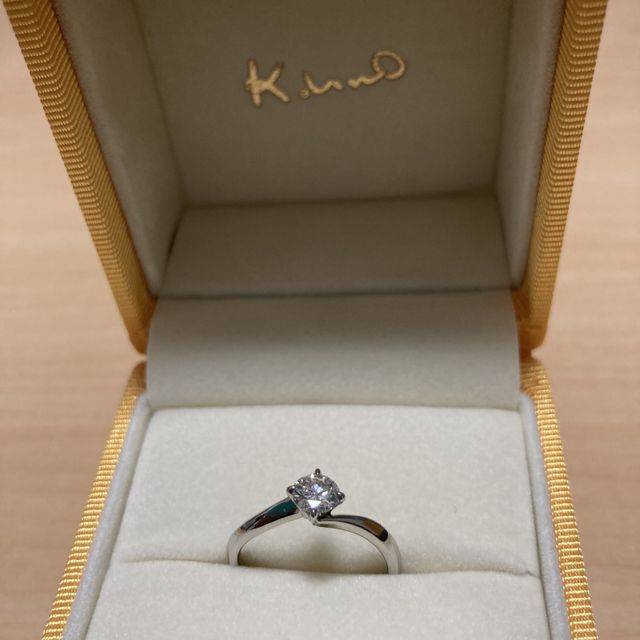 【ケイウノ ブライダル(K.UNO BRIDAL)の口コミ】 シンプルでダイヤモンドの輝きが際立つデザインが気に入っています。指輪…