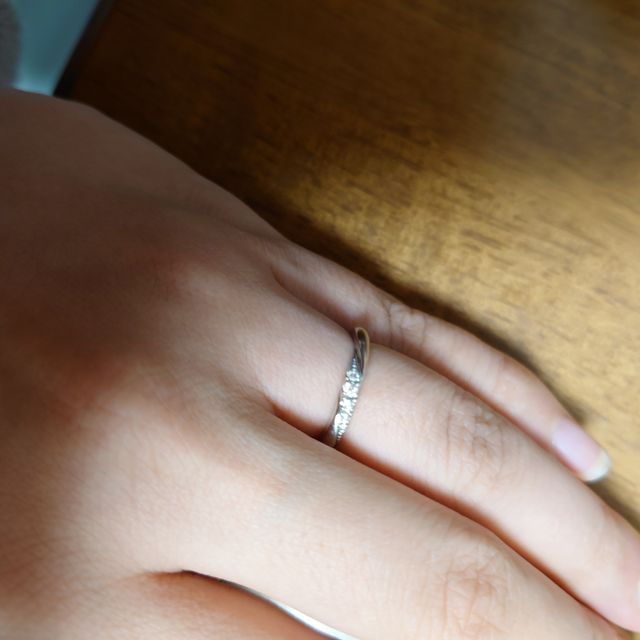【銀座ダイヤモンドシライシの口コミ】 自分の手の形と相性のいいリングを出してもらい、
その中から選びました、…