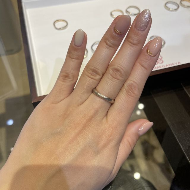 【杢目金屋(もくめがねや)の口コミ】 金属で木目のようなデザインをつくってくれるそうで、真ん中にダイヤが埋…