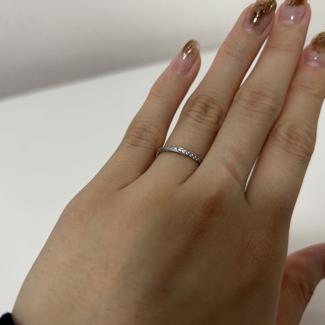 【銀座ダイヤモンドシライシの口コミ】 どの角度からも石が見えるデザインがとても可愛かった。
長く使えるという…