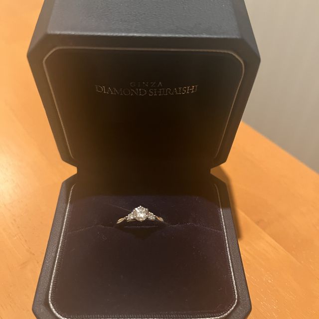 【銀座ダイヤモンドシライシの口コミ】 たくさん種類があるのでとても悩みました。
デザインのあるものと悩みまし…