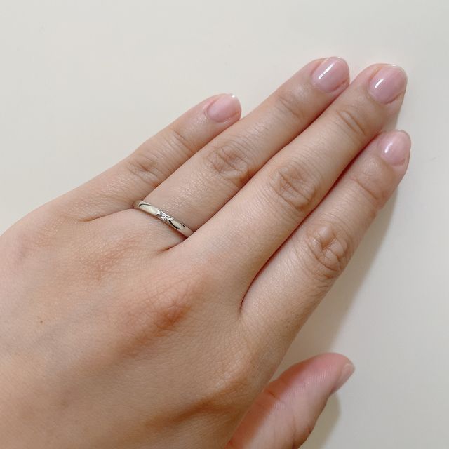 【エクセルコダイヤモンド(EXELCO DIAMOND)の口コミ】 デザインがシンプルで指輪の幅も太く無いため付けていて違和感がない。
ダ…