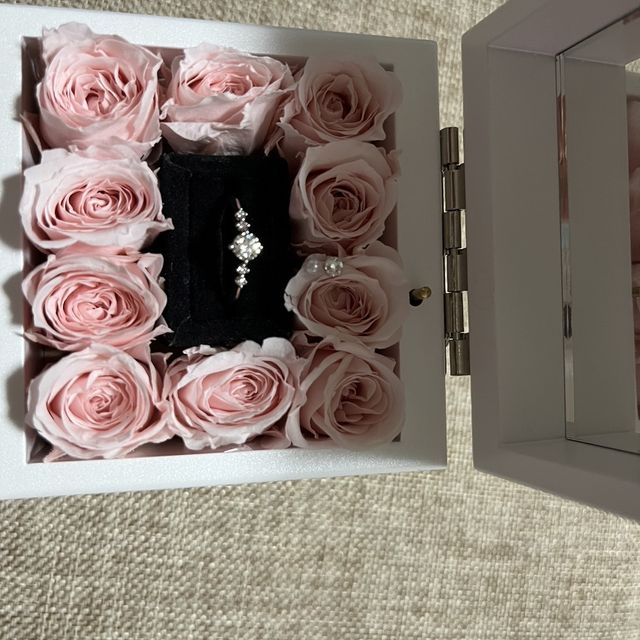 【アイプリモ(I-PRIMO)の口コミ】 指輪のデザインは普段使いにもできるようなもので、横に付いているピンク…