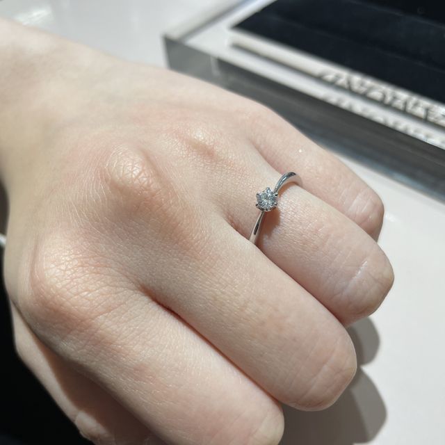 【TRECENTI(トレセンテ)の口コミ】 デザインはシンプルで、着けた際に指輪の内側の角が当たらないように丸く…