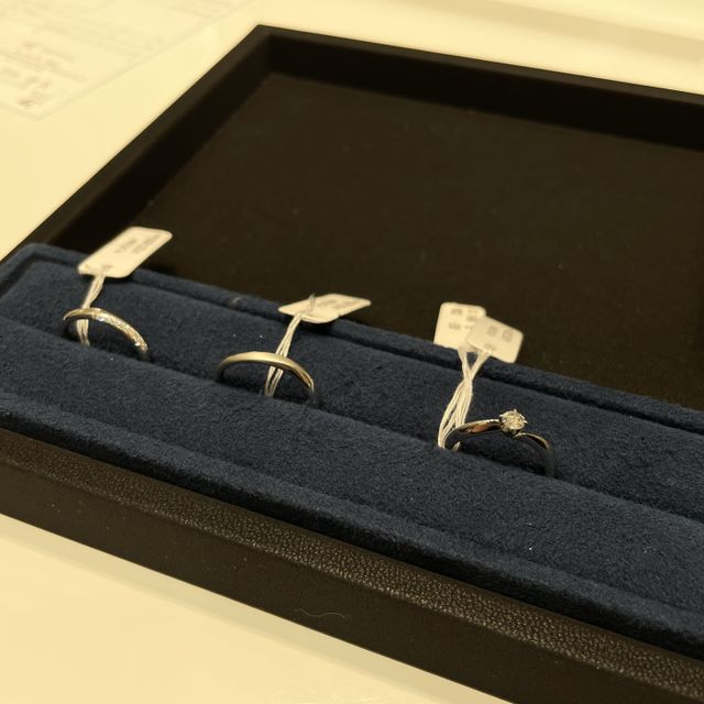 【TRECENTI(トレセンテ)の口コミ】 デザインはシンプルで、着けた際に指輪の内側の角が当たらないように丸く…