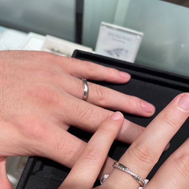 【ヴァンドーム青山(VENDOME AOYAMA)の口コミ】 新郎側はマット加工が一部されているもの、新婦側はハーフエタニティのよ…