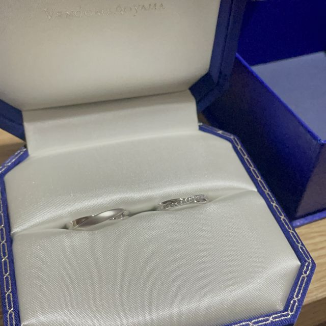 【ヴァンドーム青山(VENDOME AOYAMA)の口コミ】 新郎側はマット加工が一部されているもの、新婦側はハーフエタニティのよ…