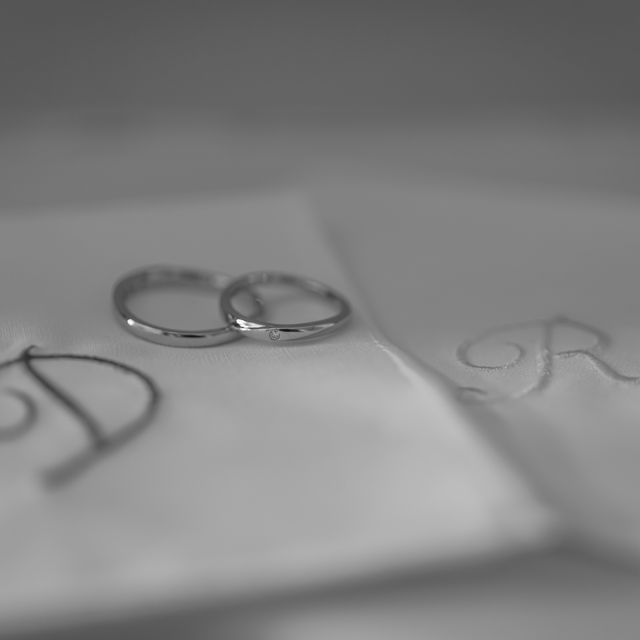 【4℃ BRIDAL(ヨンドシーブライダル)の口コミ】 お揃いのデザインでシンプルなものを探していました。
実際に試着してみる…