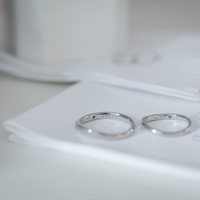 【4℃ BRIDAL(ヨンドシーブライダル)の口コミ】 お揃いのデザインでシンプルなものを探していました。
実際に試着してみる…