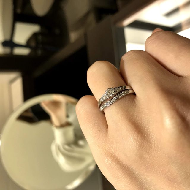 【俄(にわか)の口コミ】 女性らしい曲線の指輪が多く、指を綺麗に見せてくれる指輪でした。婚約指…