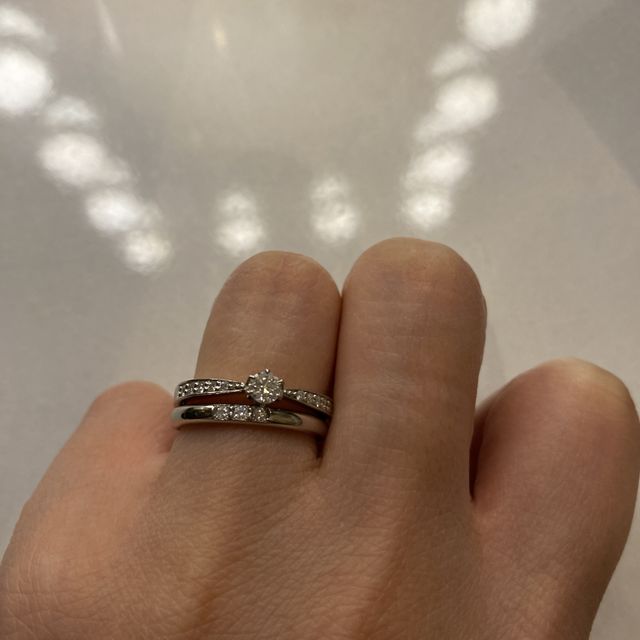 【ラザール ダイヤモンド(LAZARE DIAMOND)の口コミ】 ツヤ感と、華奢すぎないデザインが気に入りました。
予算とおしゃれさが1…