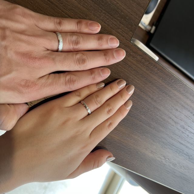 【acredo(アクレード)の口コミ】 マットなデザインが決め手でした。指輪の内側の形も選べたので、指にフィ…