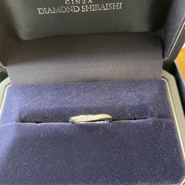 【銀座ダイヤモンドシライシの口コミ】 シンプルですが、デザイン性があり他にはないデザインが気に入りました。…