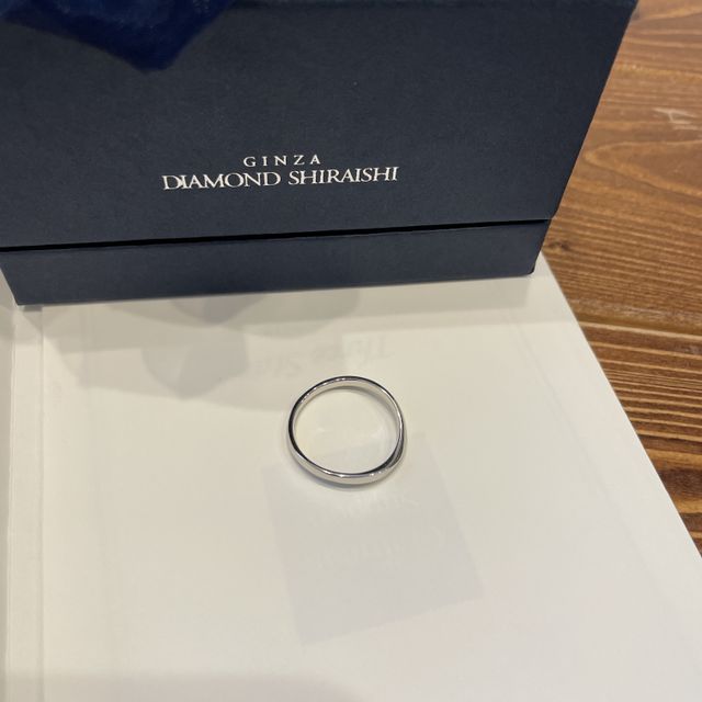 【銀座ダイヤモンドシライシの口コミ】 自分の手がゴツい為、出来る限りシンプルな指輪を探していました。
シンプ…
