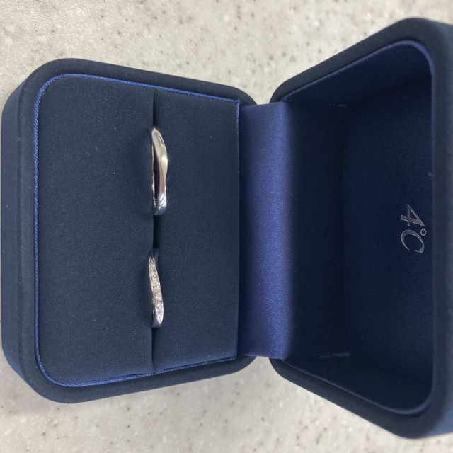 【4℃ BRIDAL(ヨンドシーブライダル)の口コミ】 一番の決め手はデザインが可愛かった為です。
またダイヤが取れにくい、耐…