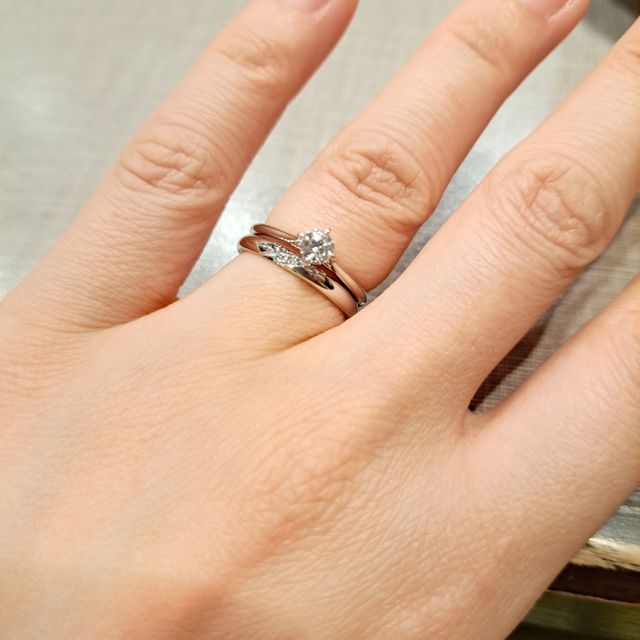 【ケイウノ ブライダル(K.UNO BRIDAL)の口コミ】 内側と外側の材質が違ったデザインと着け心地がとても気に入りました。そ…