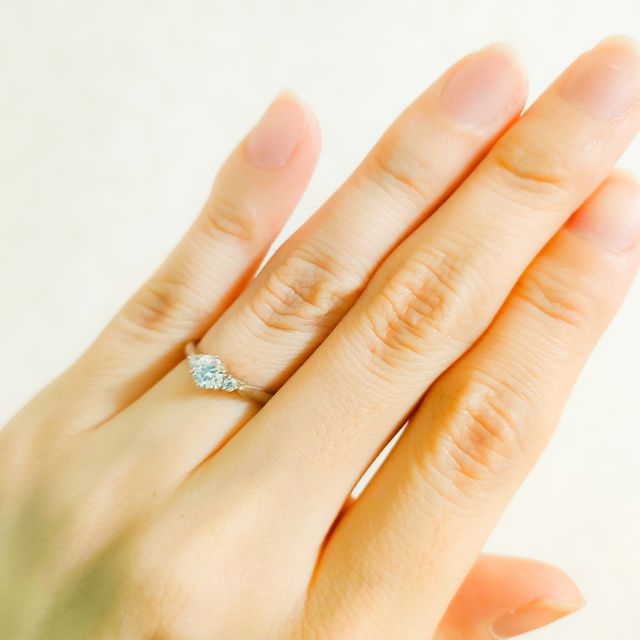 【銀座ダイヤモンドシライシの口コミ】 様々な指輪を試着した結果、一番手に似合うと思った指輪を選びました。
種…